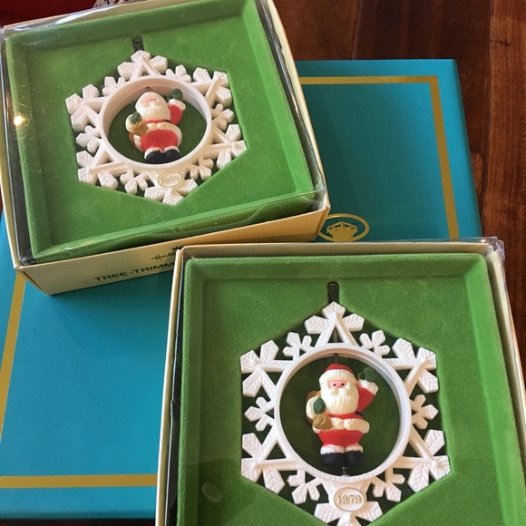 🎄 2 Hallmark 1979 “Santa’s Here” Ornaments - Picture 3 of 8